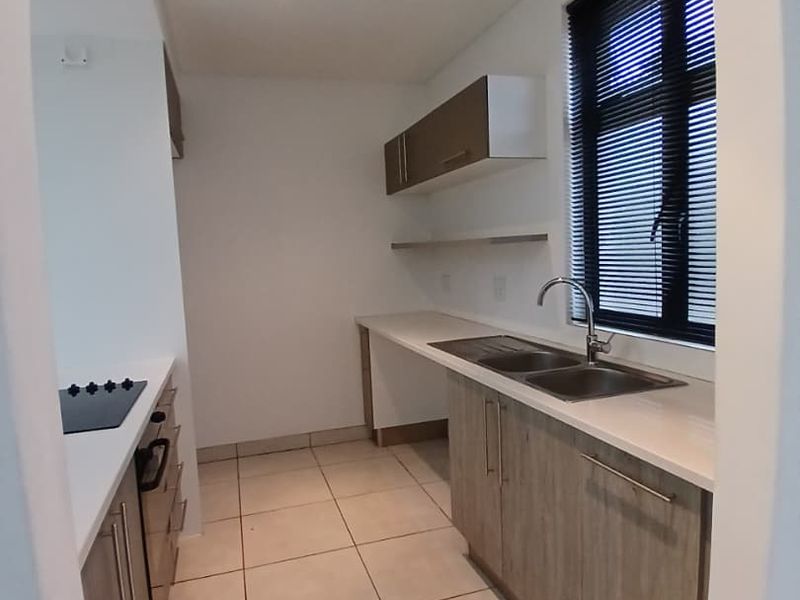 Stunning Lock-up-and-Go, perfect for starting couples or empty nesters. - Photo 7