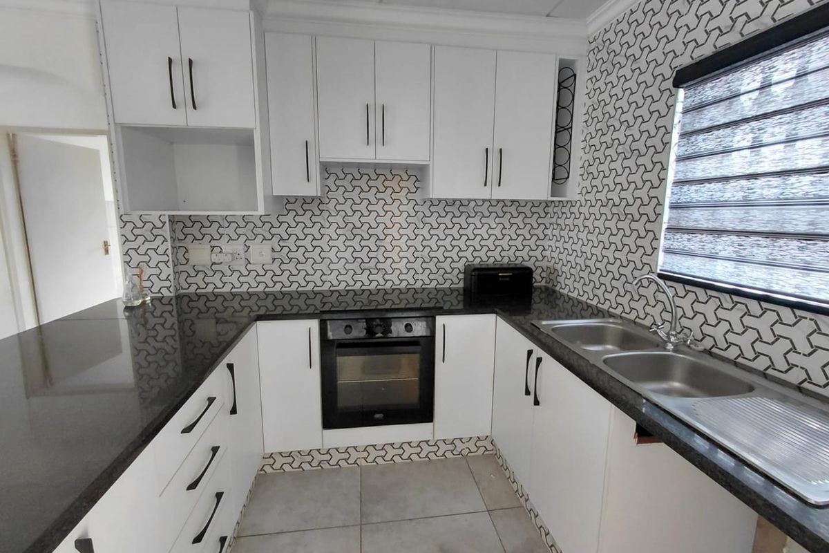 Lovely 2 Bed 1 Bath ground floor unit - Photo 4