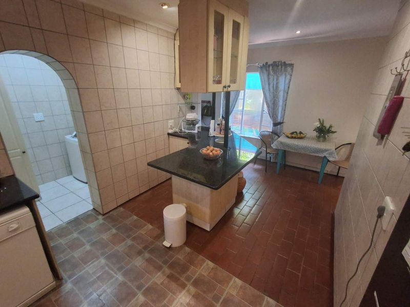 Spacious 5-Bedroom Family Home with Pool in Rooihuiskraal North - Photo 10