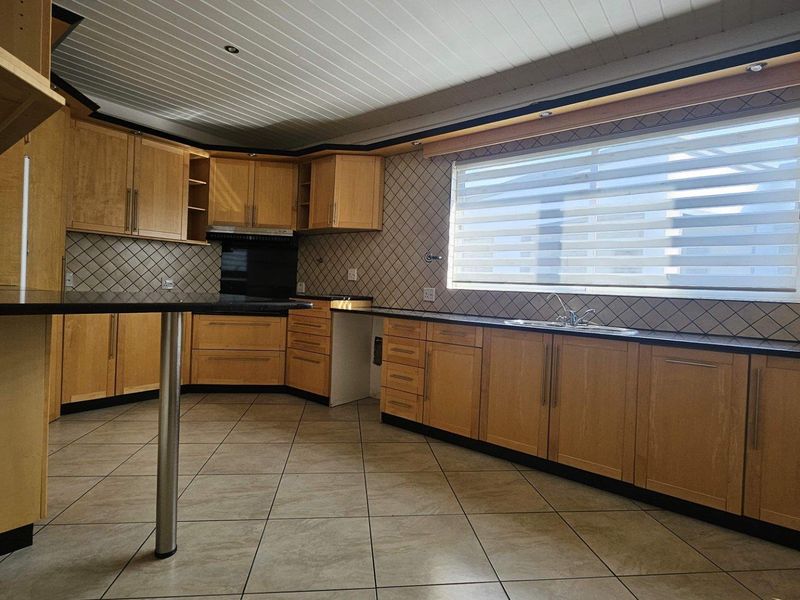 Elegant Family Home in Eros with Expansive Views to rent - Photo 6