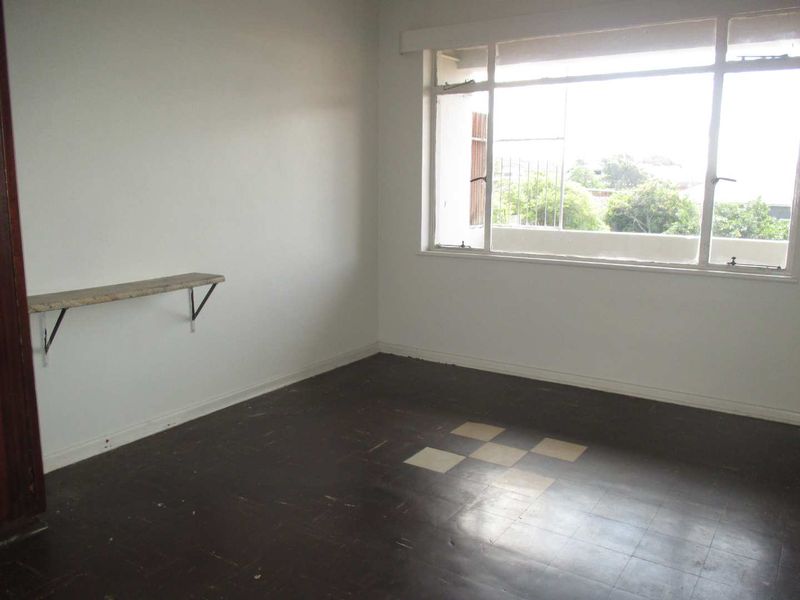 Bachelor flat in Sydenham - Photo 4