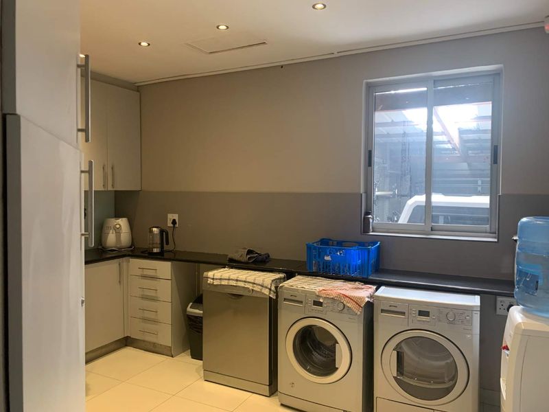 Convenient Ground Floor Offices with Secure Garages & Storage - Photo 4