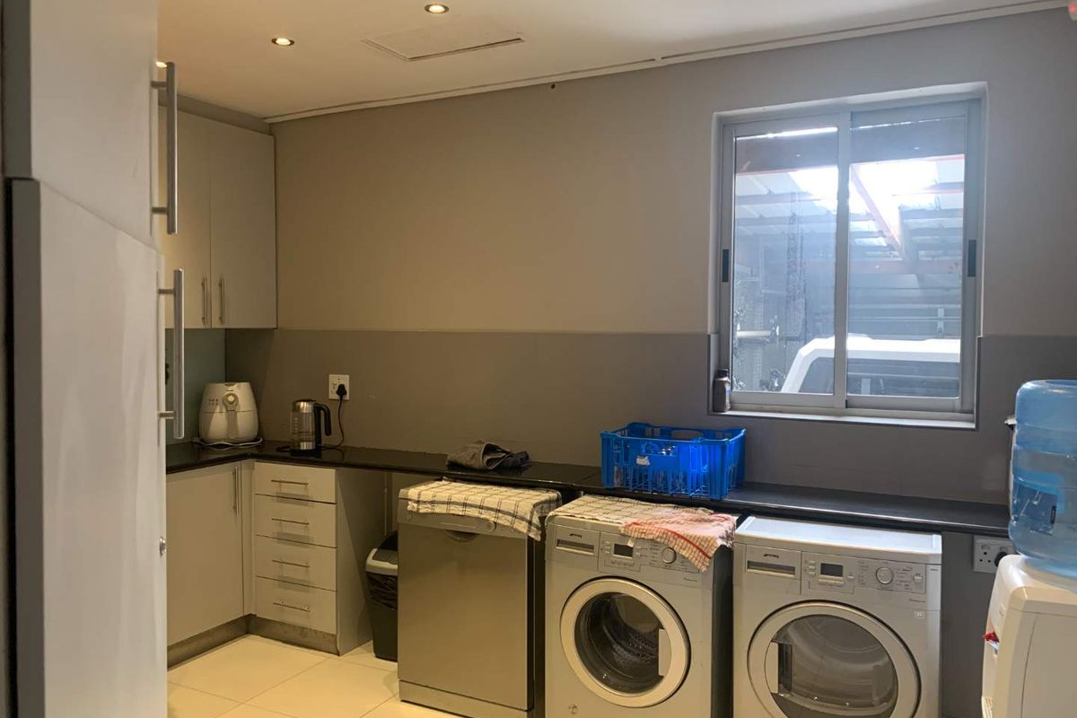 Convenient Ground Floor Offices with Secure Garages & Storage - Photo 4