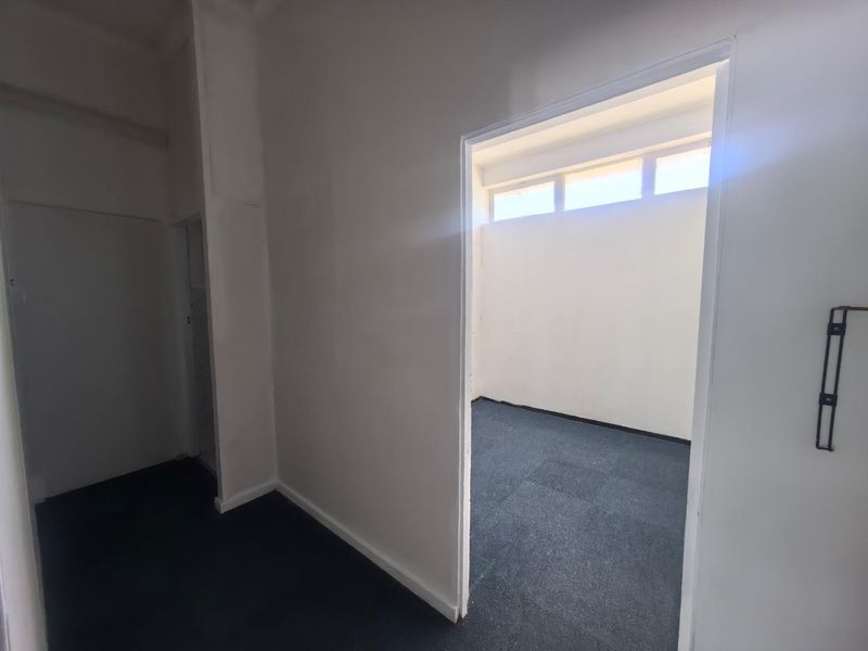 Boost Your Business in this Prime 57m2 Commercial Space! - Photo 4