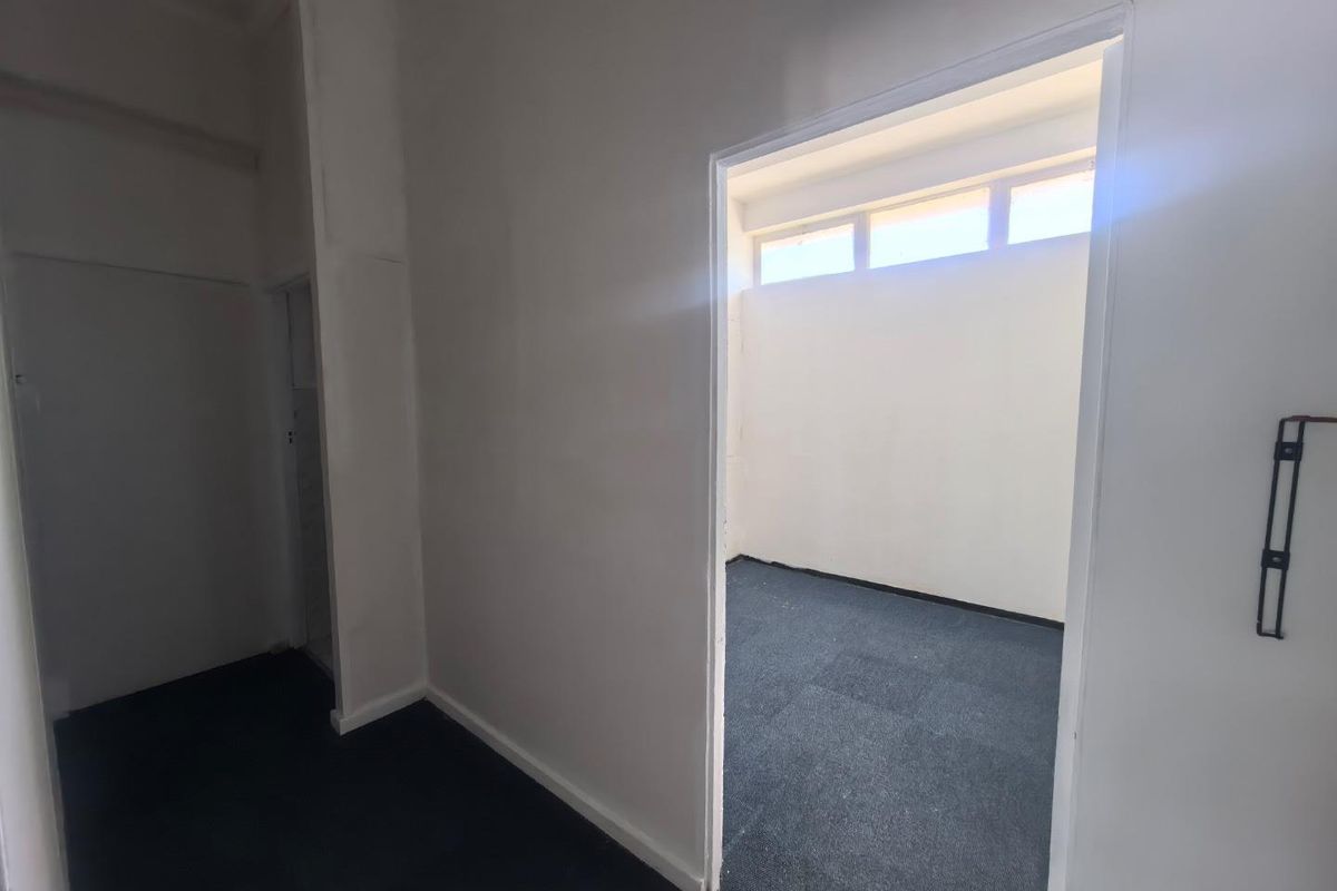 Boost Your Business in this Prime 57m2 Commercial Space! - Photo 4