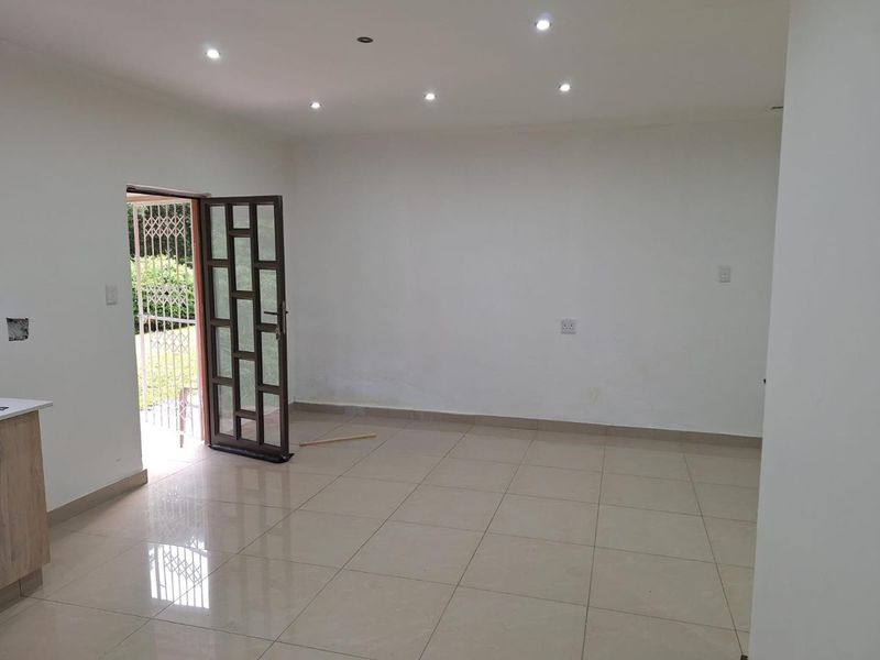 Modern, neat, and newly renovated one-bedroom granny flat - Photo 3