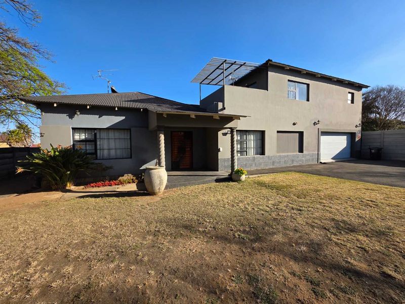 Spacious 4-Bedroom Home with Modern Comforts & Classic Charm - Photo 8