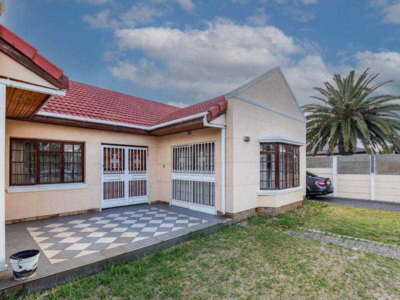 Spacious Family Home in the Heart of Leafy Greenhaven - Photo 2
