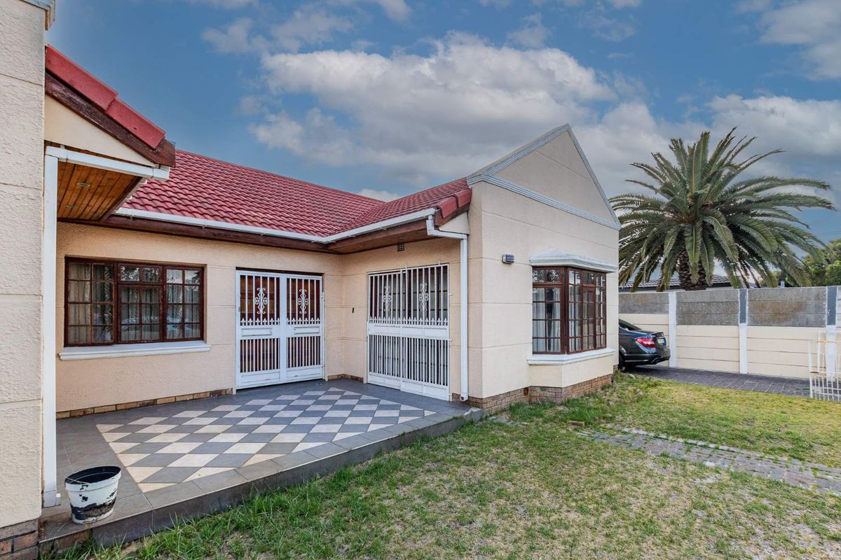 Spacious Family Home in the Heart of Leafy Greenhaven - Photo 2
