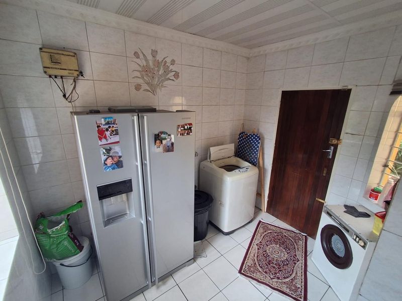 FAMILY HOME IN SECURED AREA IN BASSONIA - Photo 4