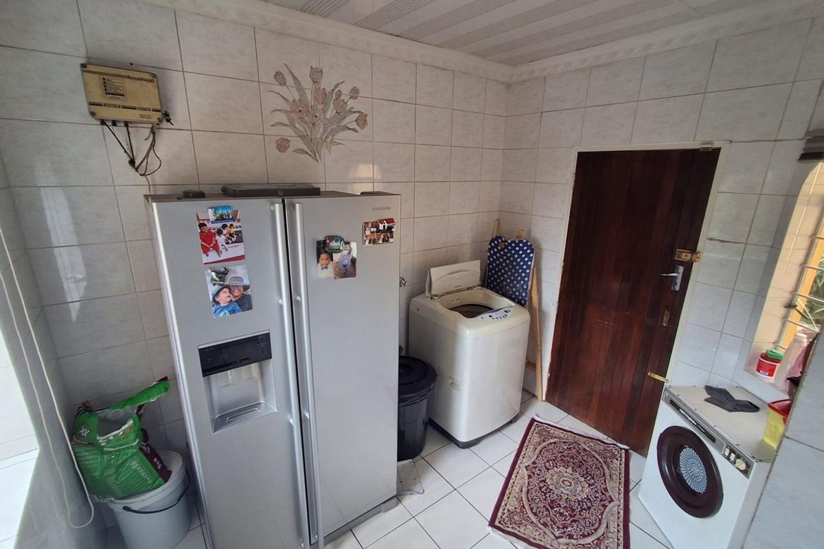 FAMILY HOME IN SECURED AREA IN BASSONIA - Photo 4