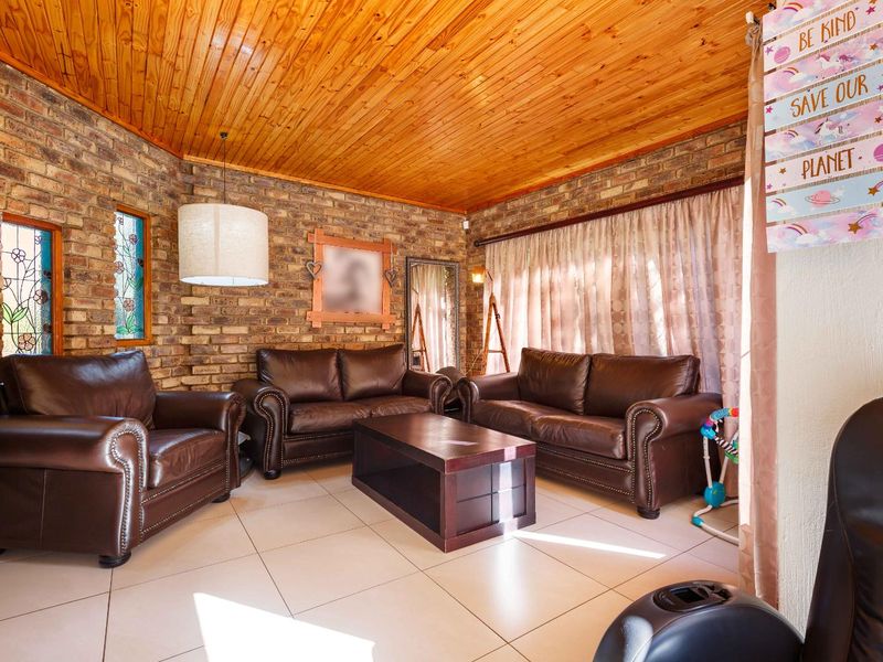 Spacious four-bedroom home on a large stand - Moreleta Park - Photo 5