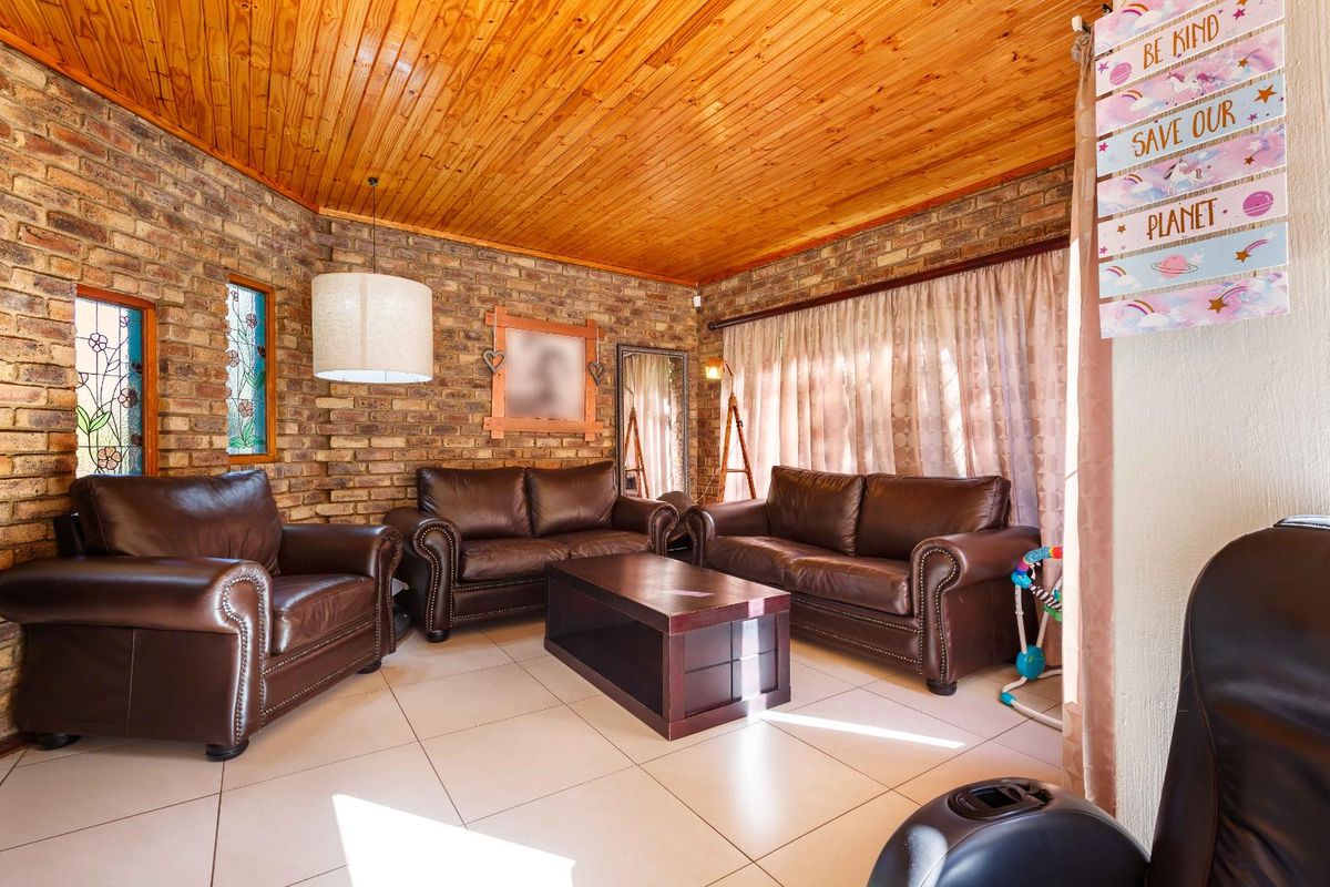 Spacious four-bedroom home on a large stand - Moreleta Park - Photo 5