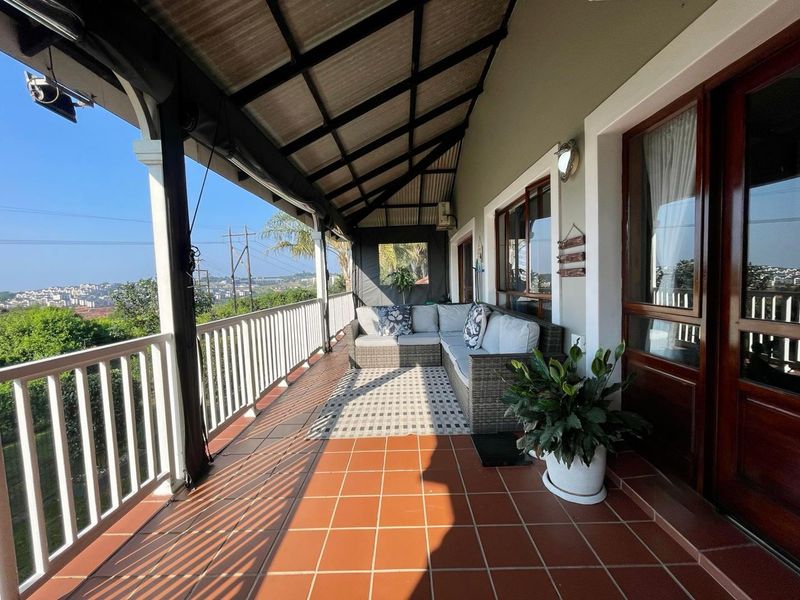 Renovated 3 Bedroom Penthouse Apartment with sea view - Photo 4