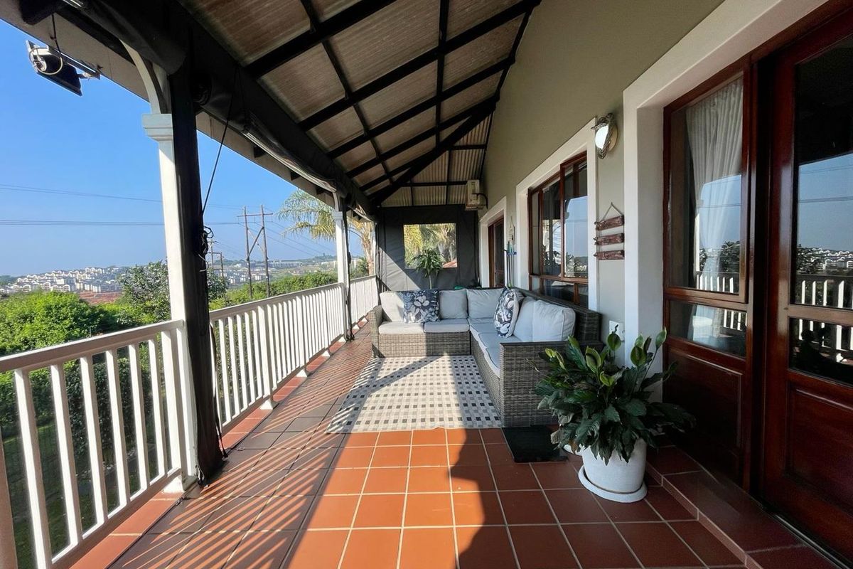 Renovated 3 Bedroom Penthouse Apartment with sea view - Photo 4