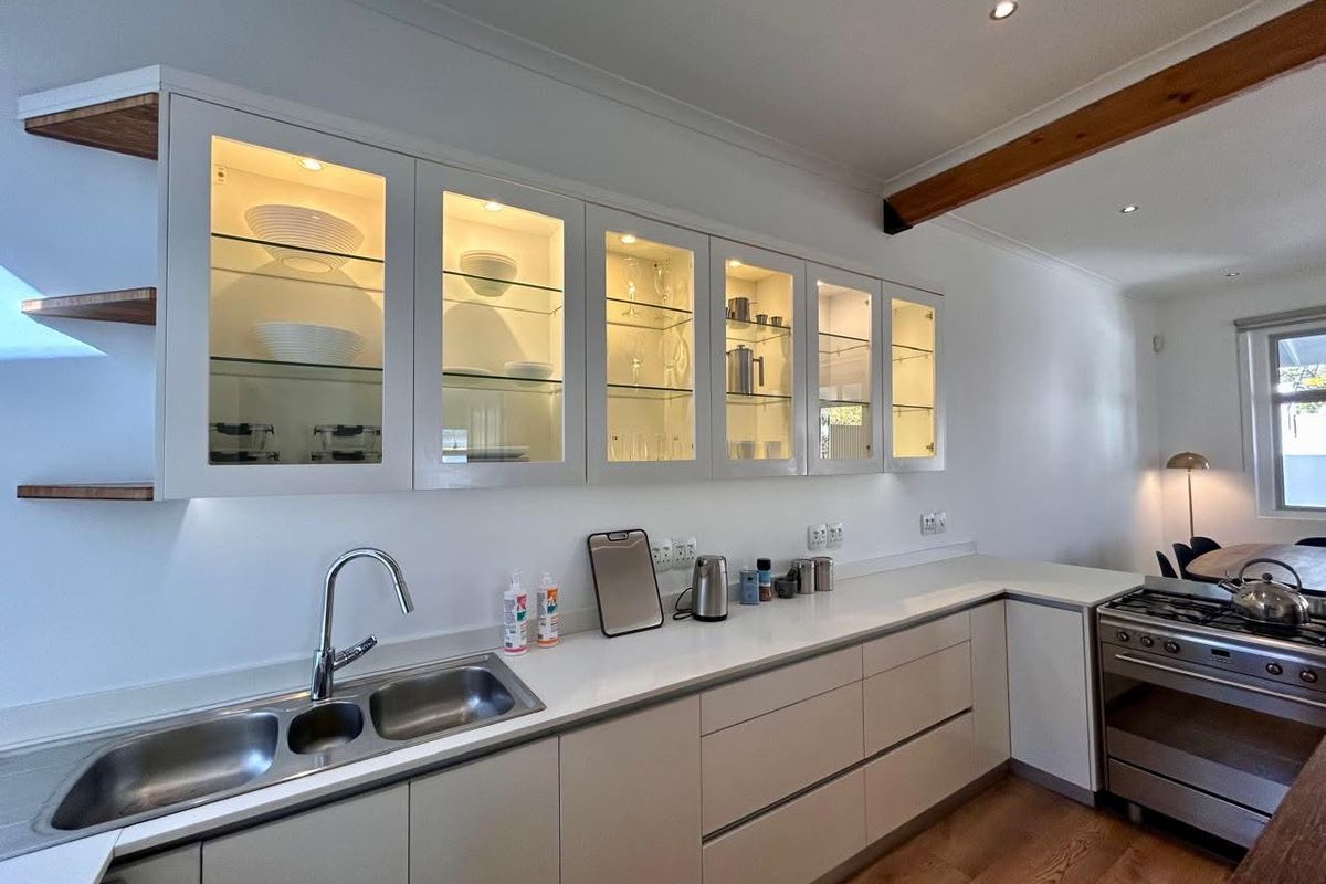 Elegant Victorian Luxury 2 bedroom/2,5 bathroom furnished cottage, Sea Point - Photo 3