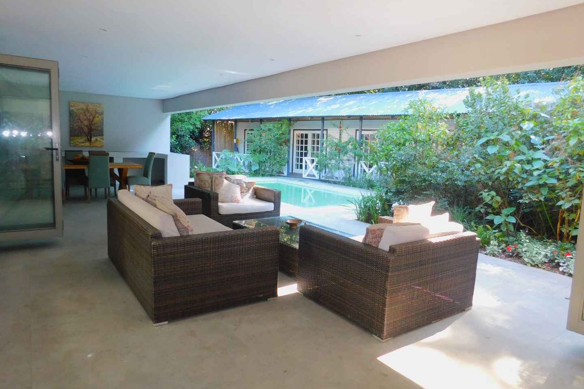 3 bedroom fully furnished home in Benmore Gardens - Photo 2