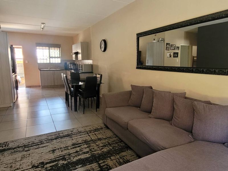 Charming Two-Bedroom Ground Floor Apartment in Desirable Florida - Photo 3