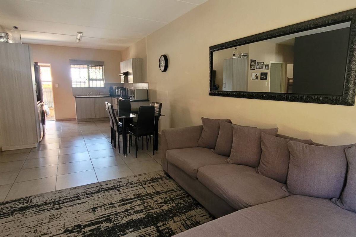 Charming Two-Bedroom Ground Floor Apartment in Desirable Florida - Photo 3