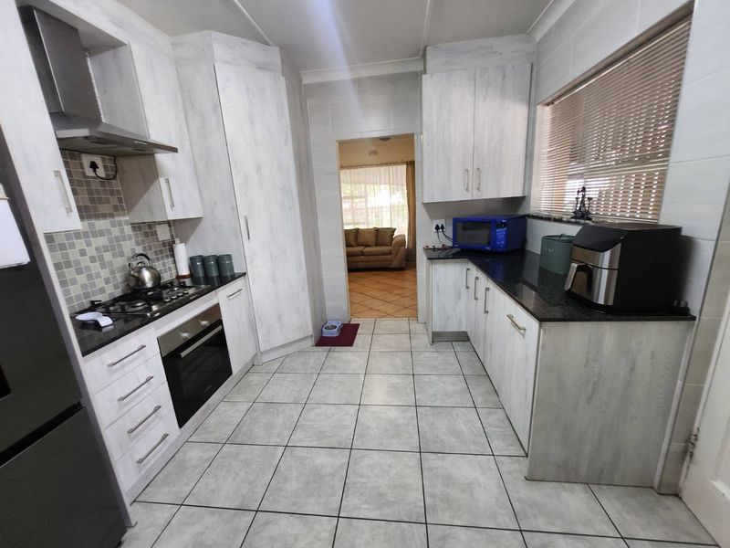 Randhart home built for family living and rental returns - Photo 6