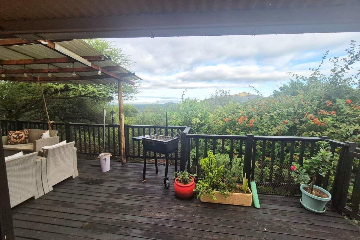 Charming Artistic Retreat with Exceptional Outdoor Entertainment Spaces - Photo 4