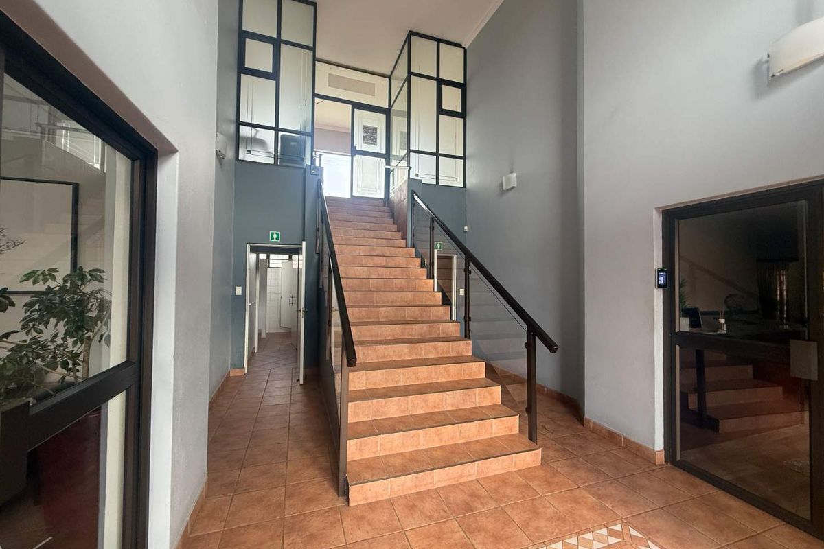 Prime First Floor Office Space To Let – Exceptional Location Next to Hillfox - Photo 3