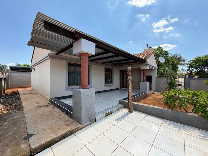 Charming Two-Bedroom Full-Title Home on a Spacious Corner Stan - Photo 4