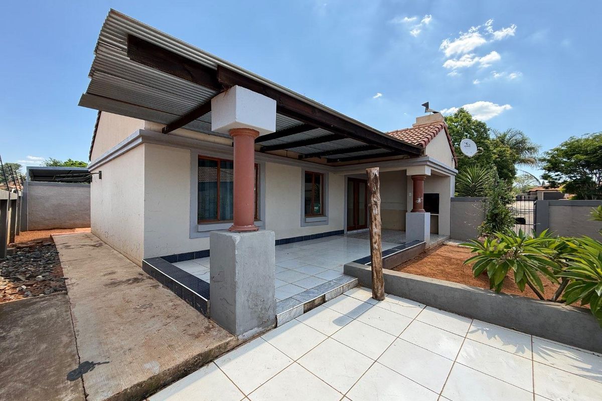 Charming Two-Bedroom Full-Title Home on a Spacious Corner Stan - Photo 4