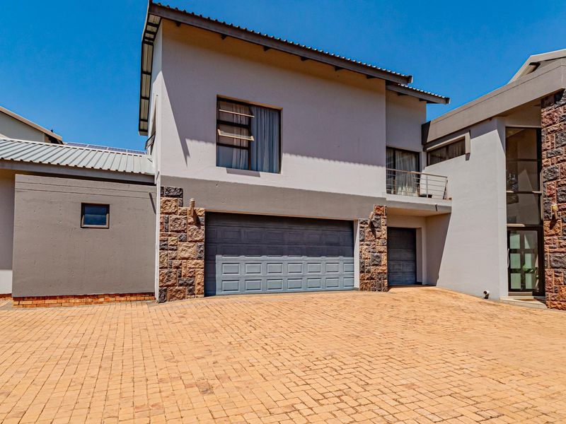 Large Family Home with Flatlet in Eye of Africa Golf Estate - Photo 3