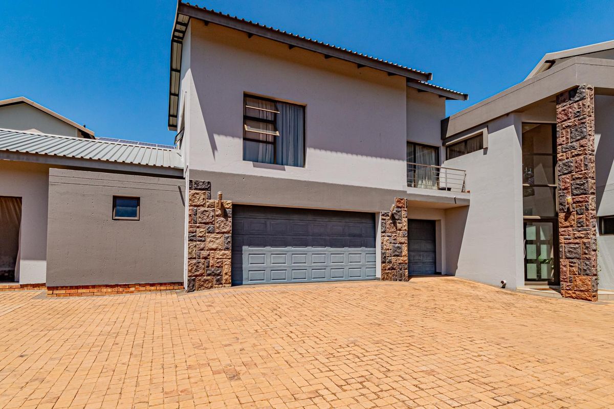 Large Family Home with Flatlet in Eye of Africa Golf Estate - Photo 3