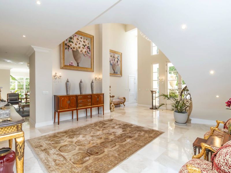 Distinguished Country Manor House - Photo 10