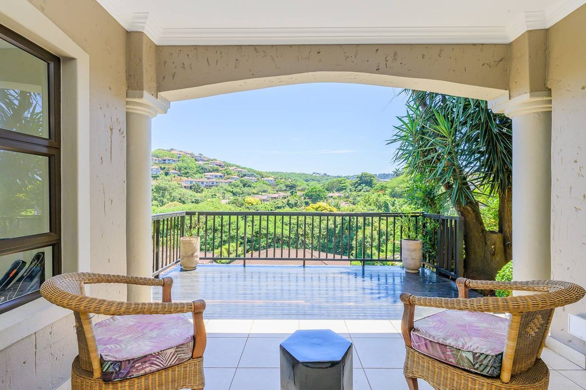 Beautiful Modernized 3-Bedroom Townhouse in Prime La Lucia!! - Photo 2