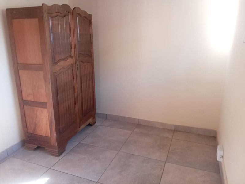 BACHELOR FLAT AVAILABLE IMMEDIATELY - Photo 9