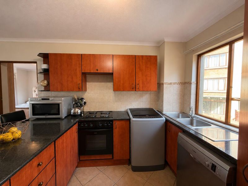 Modern 2-Bedroom Apartment with Dual En-Suite Bathrooms, Walk-In Closets, Private Balcony & Communal Pool - Photo 5