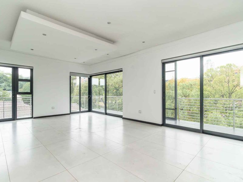 Luxurious Penthouse with Stunning Views and Modern Amenities - Photo 2