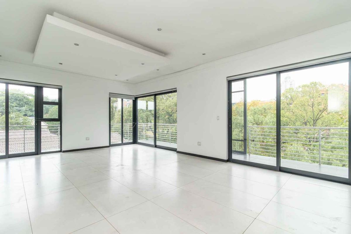 Luxurious Penthouse with Stunning Views and Modern Amenities - Photo 2