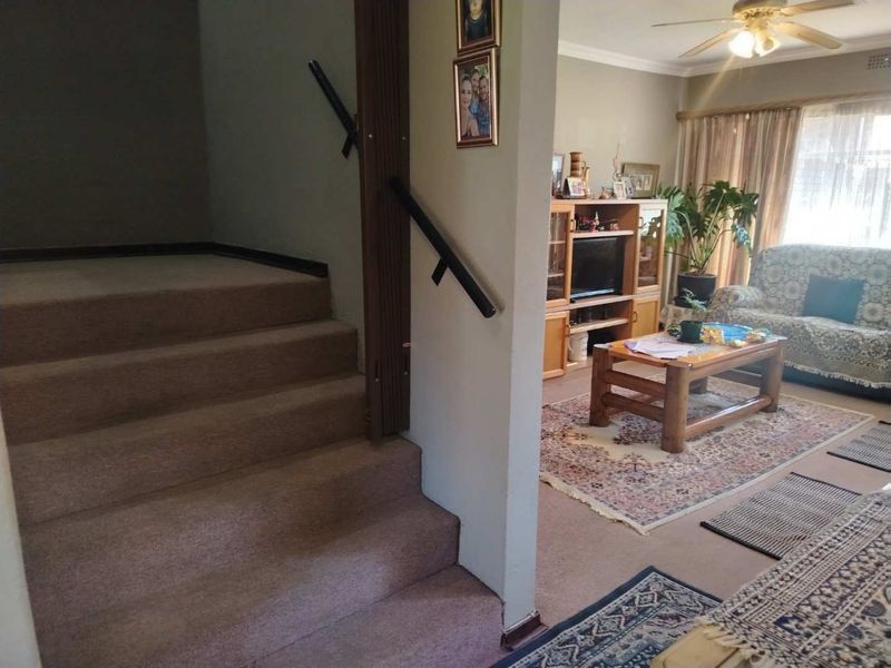 A SPACIOUS TOWNHOUSE - Photo 3