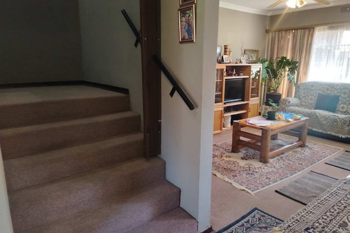 A SPACIOUS TOWNHOUSE - Photo 3