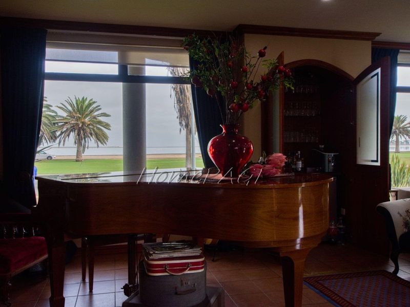 Meersig, Walvis Bay:  Upmarket LAGOON VIEW home on MILLIONAIRE's DRIVE - Photo 8