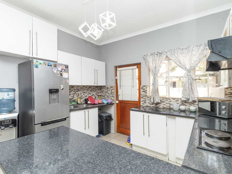 Pet friendly townhouse located close to Northgate - Photo 4