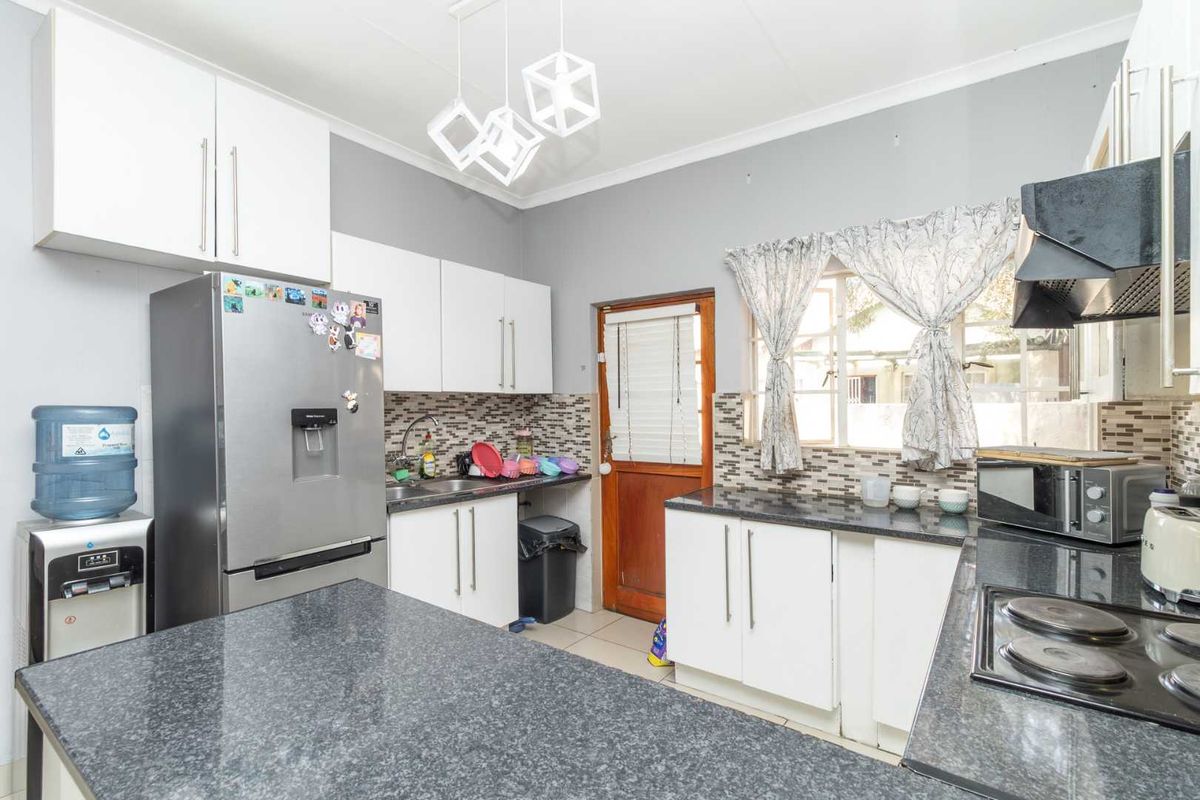 Pet friendly townhouse located close to Northgate - Photo 4