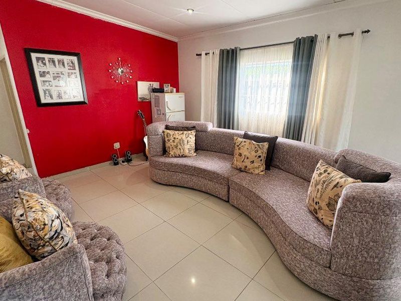 3 Bedrooms House For Sale in Khomasdal - Photo 7