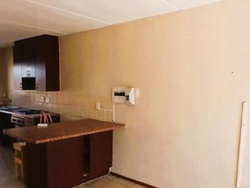 Well Maintained 2 Bedroom Apartment - Photo 5