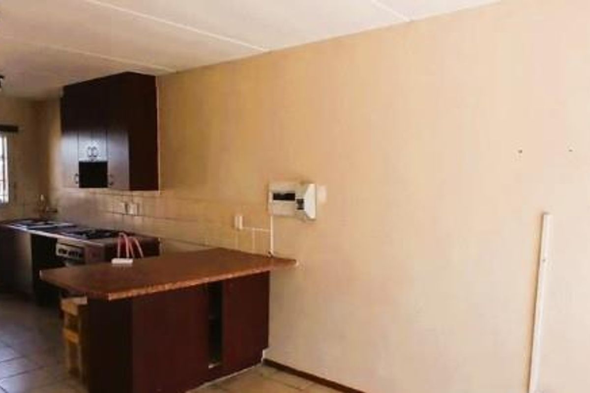 Well Maintained 2 Bedroom Apartment - Photo 5