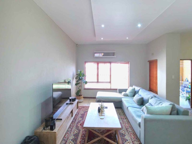 Spacious. Perfectly Located 3 Bedroom Sandton Townhouse With Lovely Private Garden - Photo 4