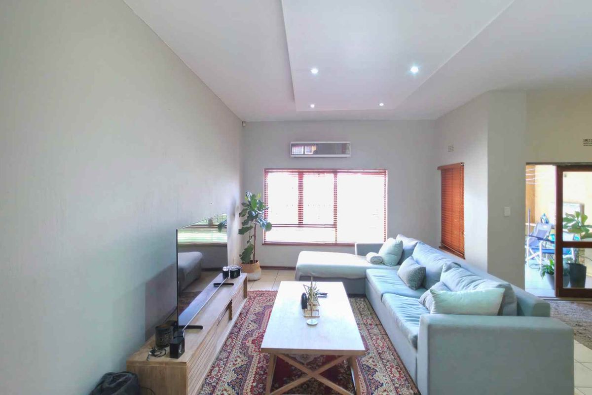Spacious. Perfectly Located 3 Bedroom Sandton Townhouse With Lovely Private Garden - Photo 4