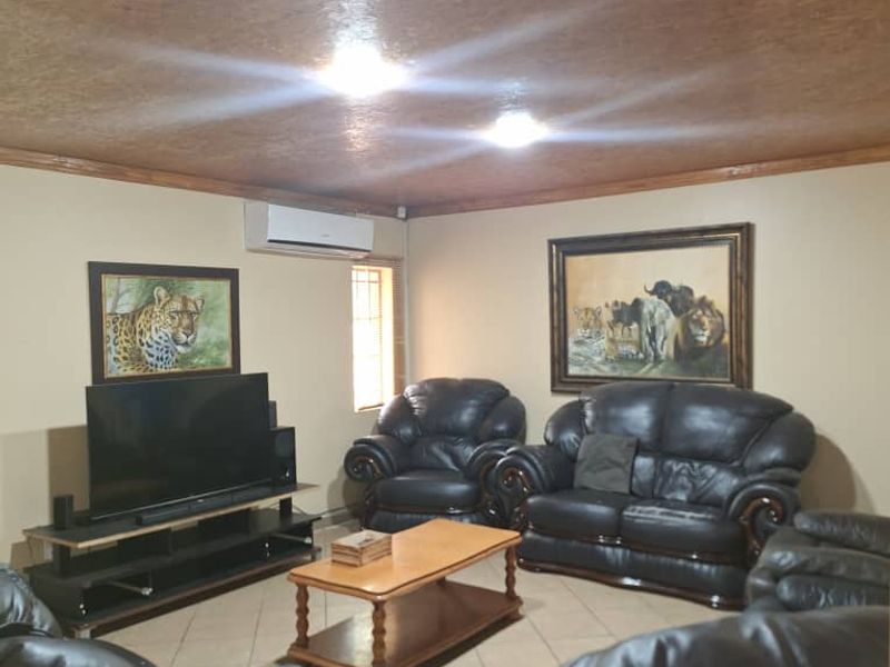 Ongwediva - Safe and Secure Family House with Flat For Sale - Photo 6