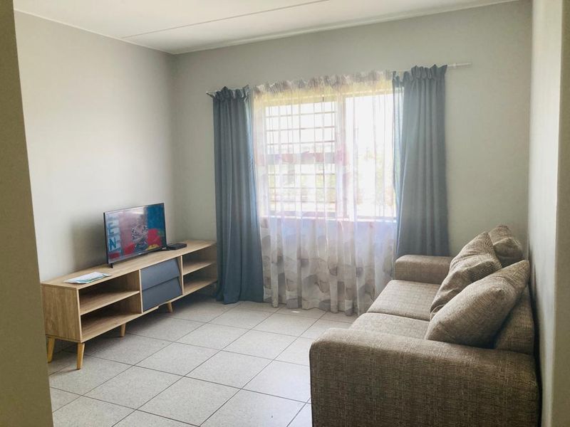 Modern Apartment Ground Floor Eagles@Riverside-R575 000 !! - Photo 3