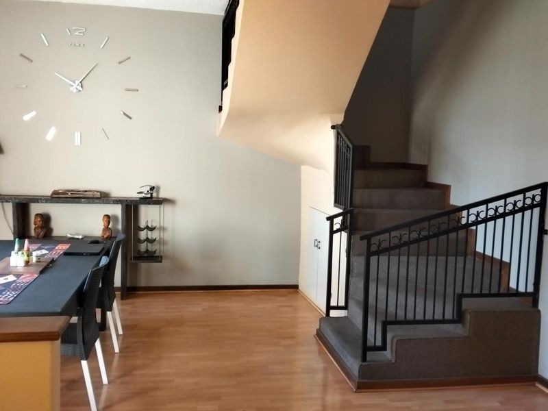 Double story spacious townhouse - Photo 3