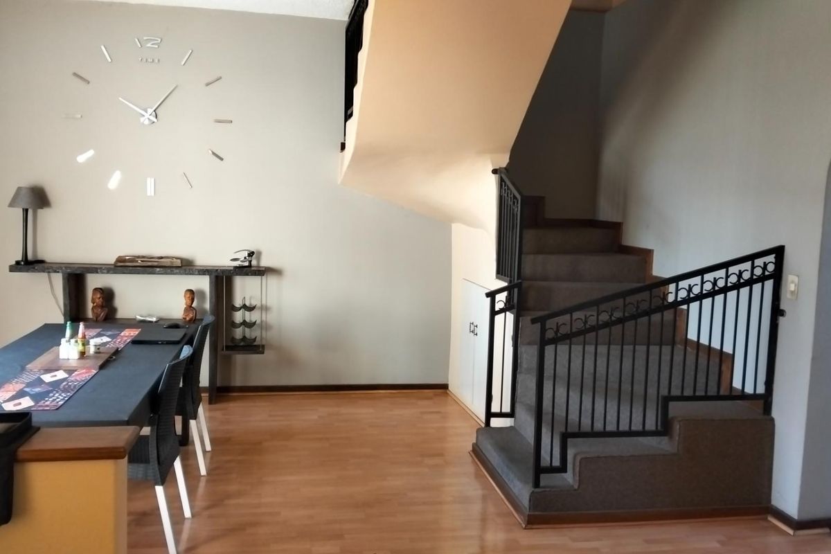 Double story spacious townhouse - Photo 3